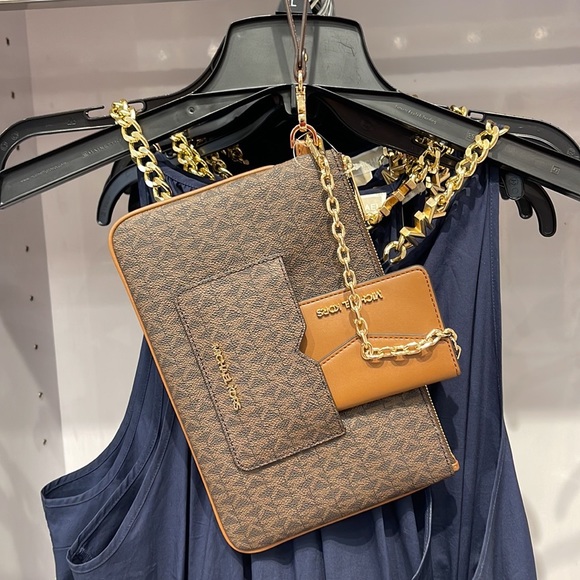 MICHAEL KORS JET SET ITEM LG 2 in 1 CARD CASE & WRISTLET
Brown 
NWT - Picture 1 of 16